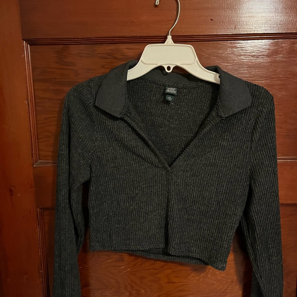 Long  Sleeve Gray cropped Sweater
